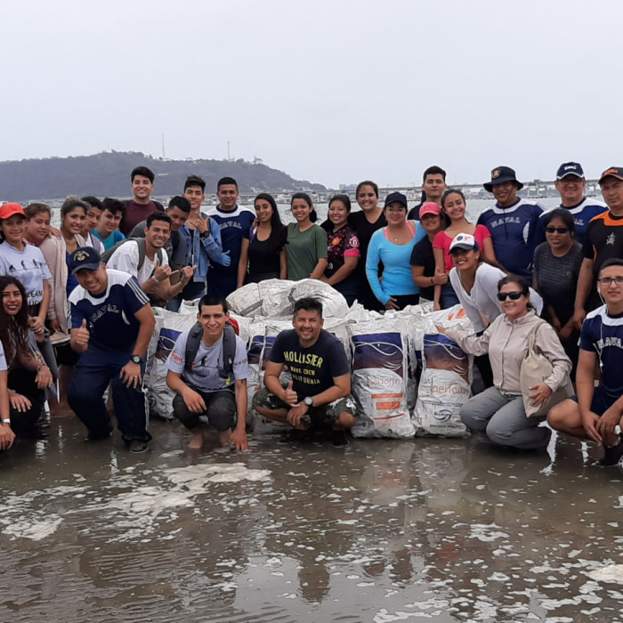 Equipo de voluntarios en la limpieza de manglar en Isla Corazón y Fragata 2019