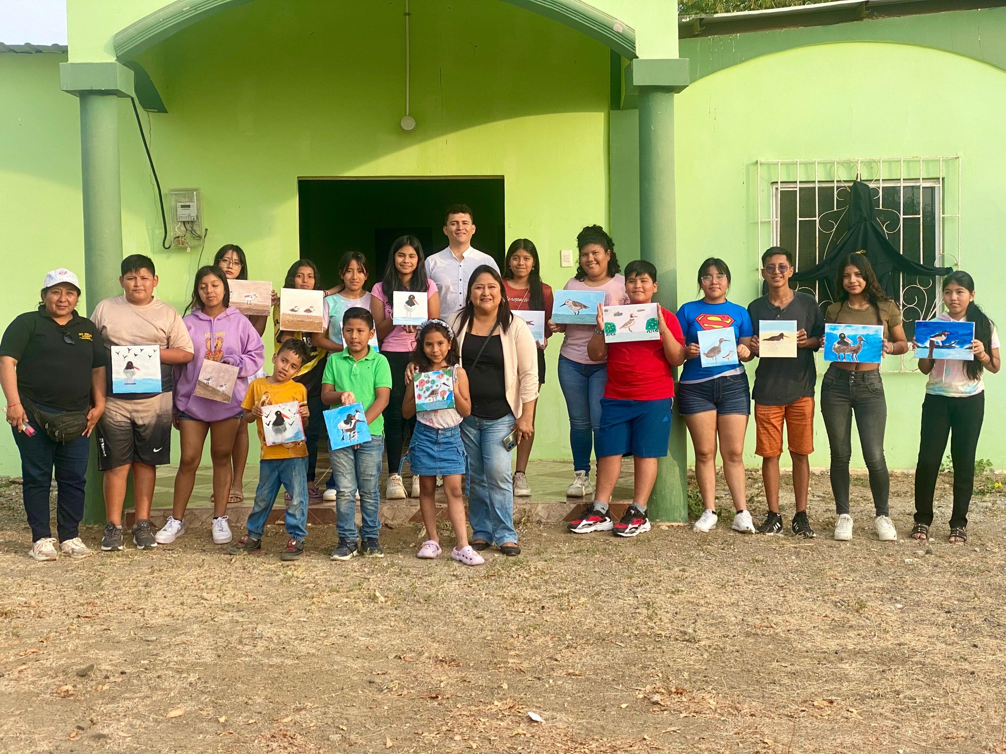 Participantes del taller de dibujo y pintura en Puerto El Morro