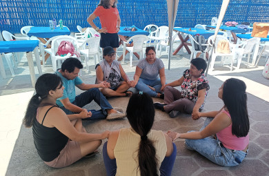 Exhibición del póster sobre los resultados de aprendizaje de los participantes y ejercicio de meditación con participantes y padres