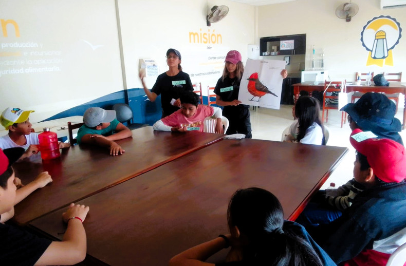 Sesión teórica sobre morfología de aves en Ecuasal