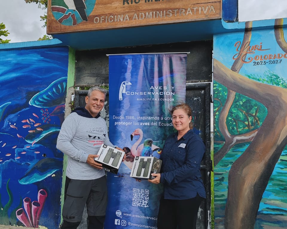 2025_AyC_Entrega de binoculares RVSMERM_Danixa Del Pezo