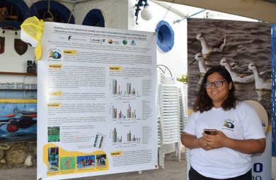 Exhibición del póster sobre los resultados de aprendizaje de los participantes y ejercicio de meditación con participantes y padres