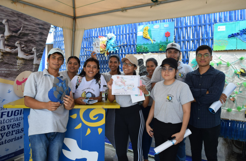 Stand de Aves y Conservación, equipo de voluntarios de UPSE y público del festival