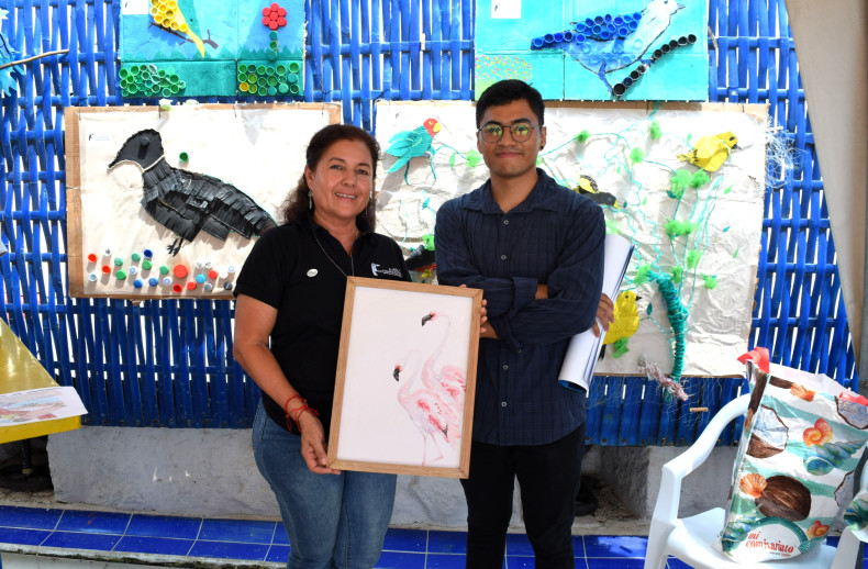 Stand de Aves y Conservación, equipo de voluntarios de UPSE y público del festival