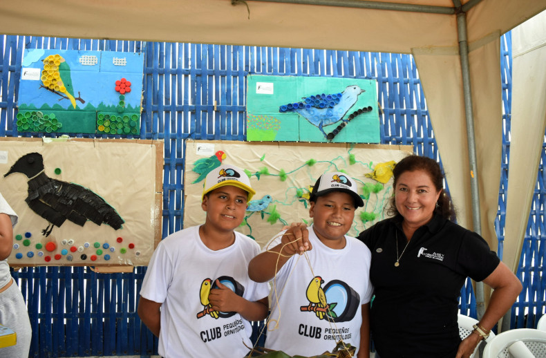 Stand de Aves y Conservación, equipo de voluntarios de UPSE y público del festival