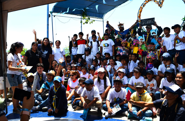 Stand de Aves y Conservación, equipo de voluntarios de UPSE y público del festival