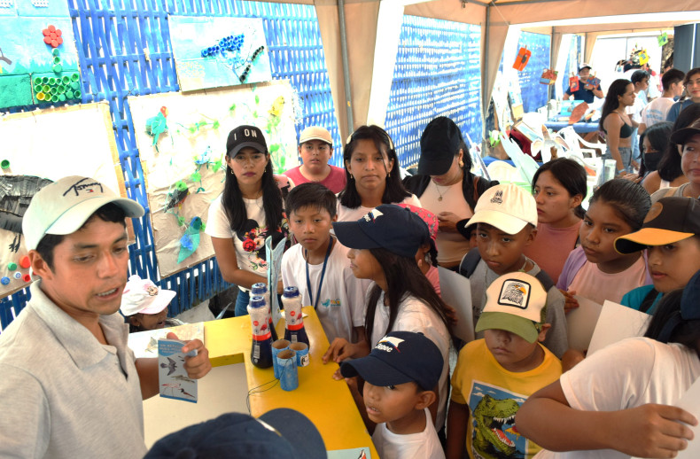 Stand de Aves y Conservación, equipo de voluntarios de UPSE y público del festival