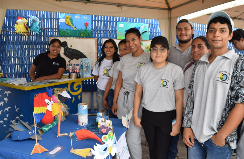 Stand de Aves y Conservación, equipo de voluntarios de UPSE y público del festival